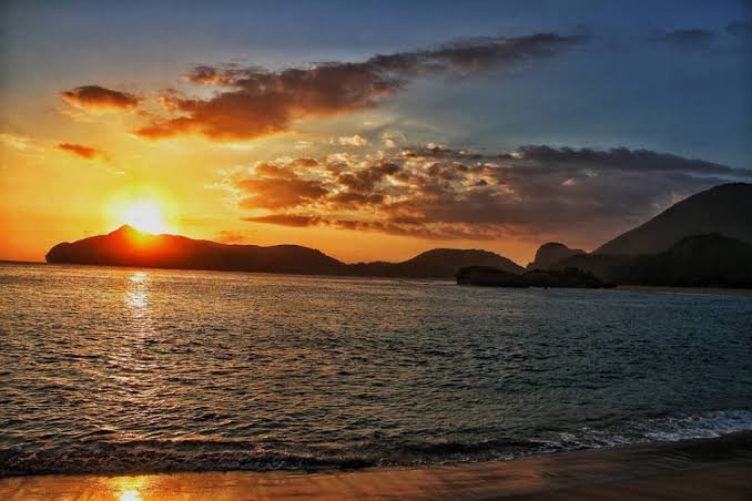 Sunset Sumbawa dalam paket wisata Sumbawa